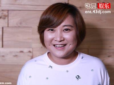 贾玲终于美了一次，机场照片被抓拍一片布被穿出了高档感