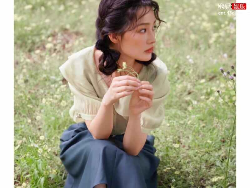 李沁新剧《假期如梦之海上繁花》即将播出，让许多网友充满期待