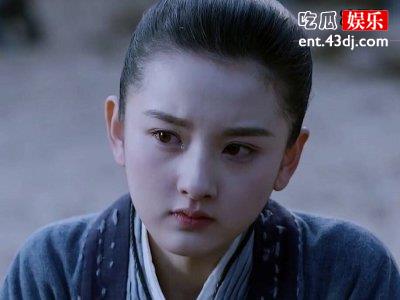 宋祖儿现身机场，无意中一个动作让粉丝觉得觉得暖心