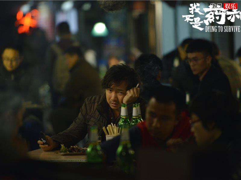 还记得《我不是药神》黄毛吗？如今重新染回黑发帅成韩国欧巴