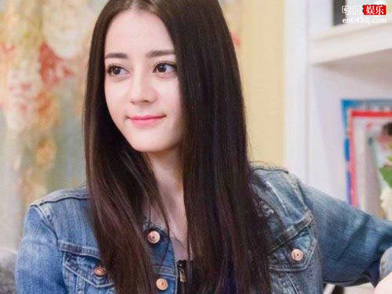 迪丽热巴穿黑色夹克演绎摩登女孩，秋冬时尚穿搭照这样穿
