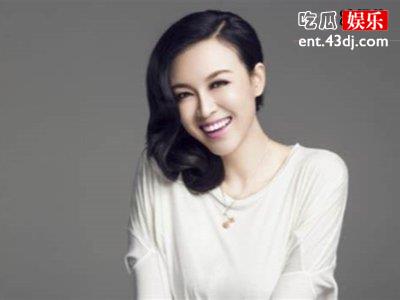 李艾老公晒儿子萌照，小灯泡啃自己袜子惹人笑