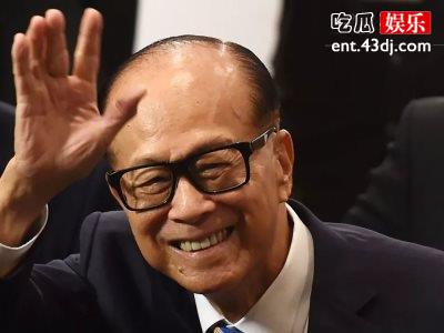 李嘉诚与周凯旋漫步街头，手牵手的画面让人羡慕