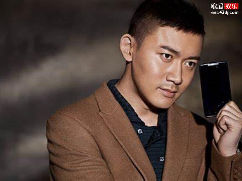 聂远与娇妻罕见合体共赴机场，挽手后遭遇粉丝妻子害羞惹热议