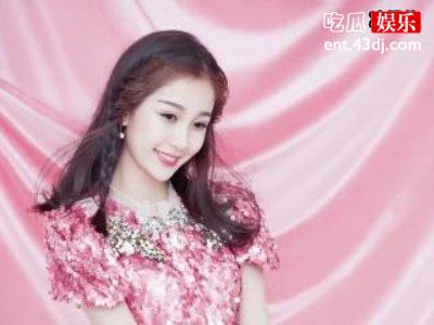 合体拍照太难被发现？虞书欣用行动告诉你如何在团队脱颖而出