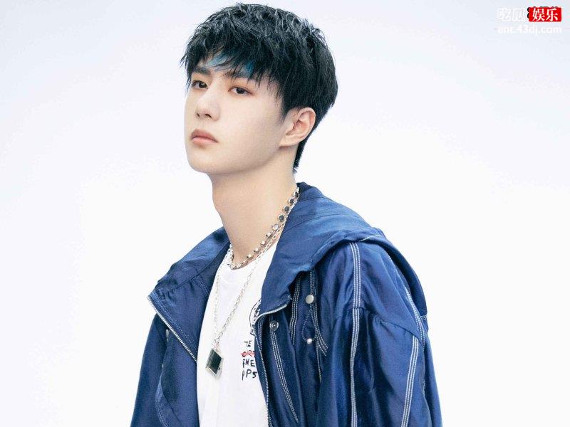 王一博声音真好听，听他在台上说青春人都要融化了