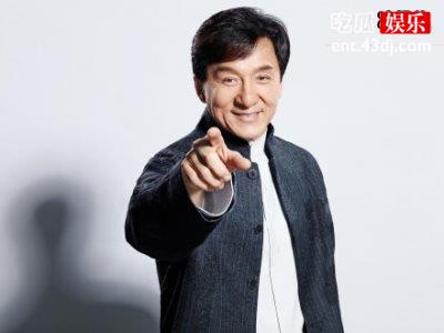可爱大叔成龙跪地擦地板，豪宅意外曝光66岁的他状态好极了