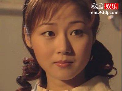 万绮雯与好朋友一起聚餐，没有偶像包袱笑容灿烂