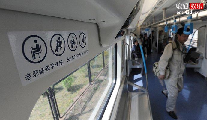 女孩让座慢遭大妈掌掴辱骂