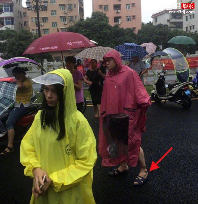 岳云鹏接孩子放学