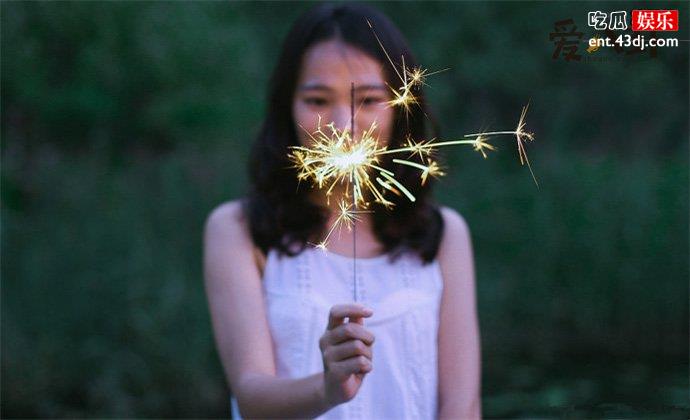 郁欢翻唱烟火里的尘埃