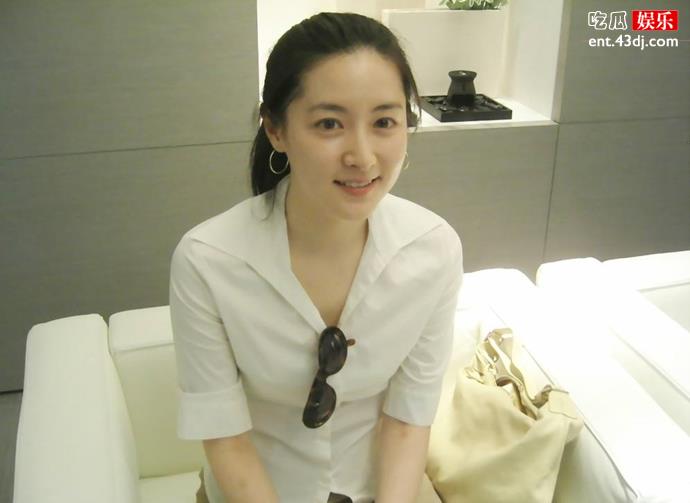 年近半百冻龄似少女