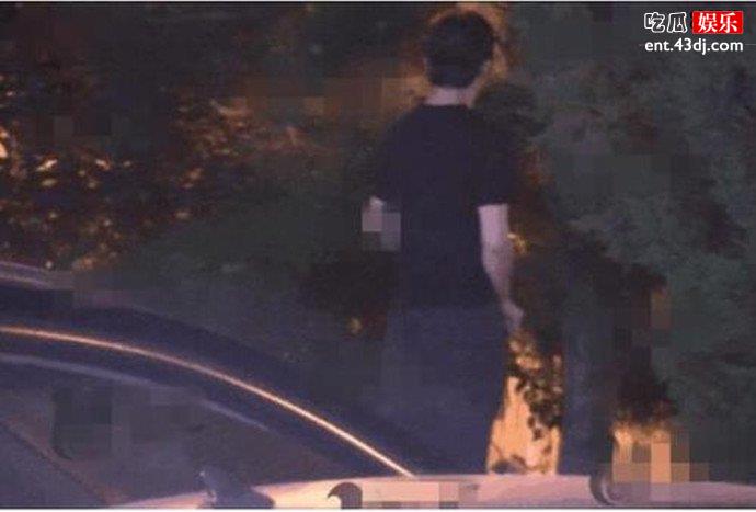 被媒体拍到随地大小便的李云迪