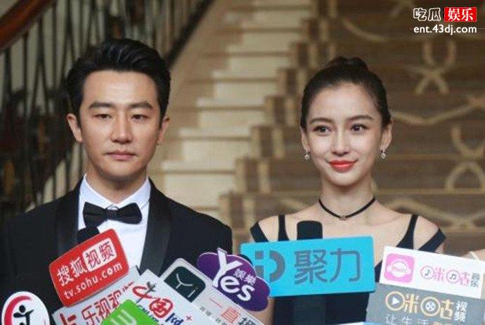 杨颖与黄轩接受采访照