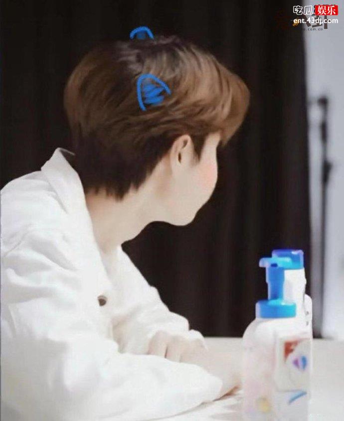 为什么形容王一博奶膘