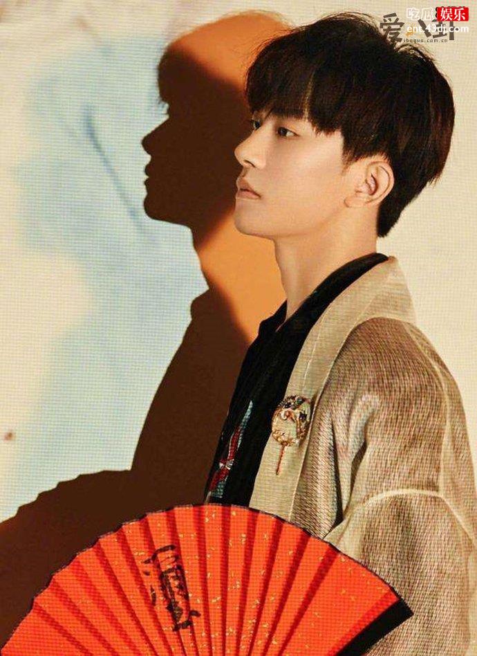 易烊千玺手拿扇子的国风美少年
