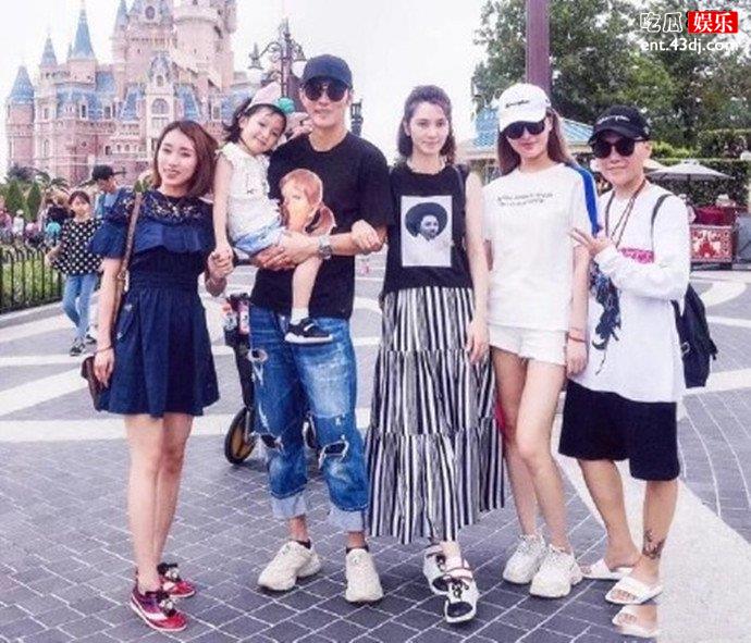 张丹峰夫妇与毕滢合照