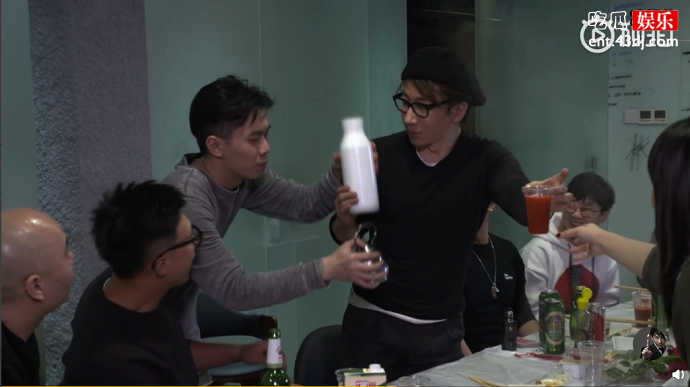 刘谦变魔术时，有人想用壶换掉白色花瓶