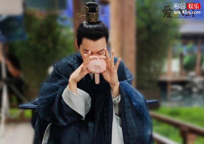 杨幂为陈伟霆拍照