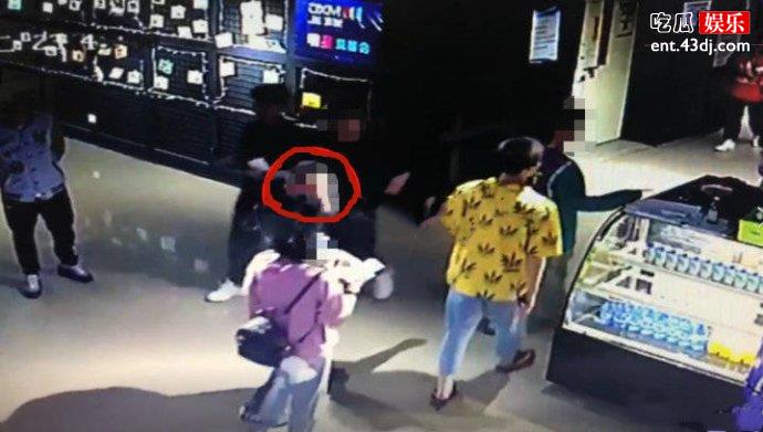 民警蹲影院门口抓嫌疑人