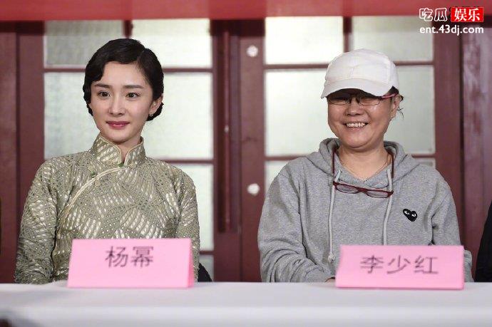 媒体探班日，杨幂和导演李少红坐在一起，回答媒体提问。