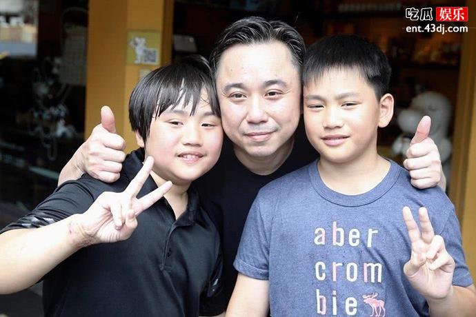 长大后的小小彬和爸爸弟弟