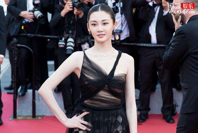 苗苗肚子隆起似怀孕