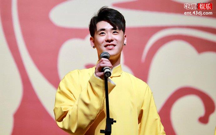 台上的张云雷