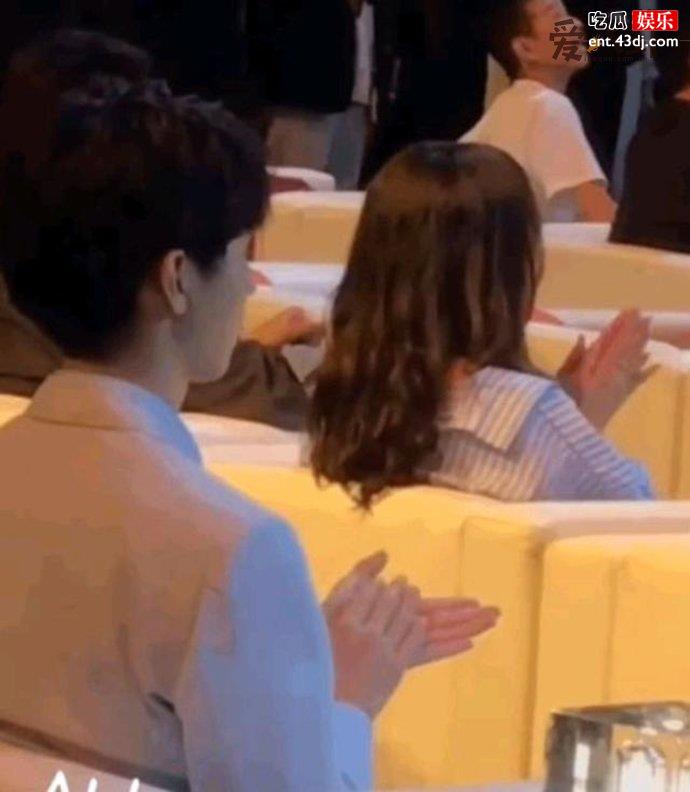 王俊凯哄左手睡觉