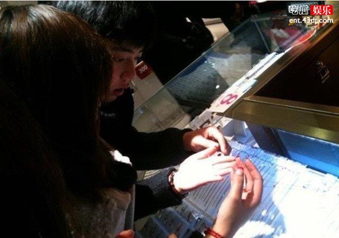 肖战为大学女友买戒指