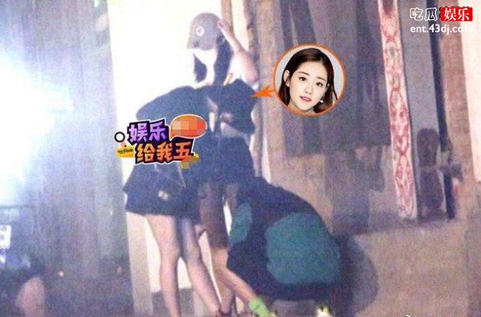 同行男子为祝绪丹系鞋带