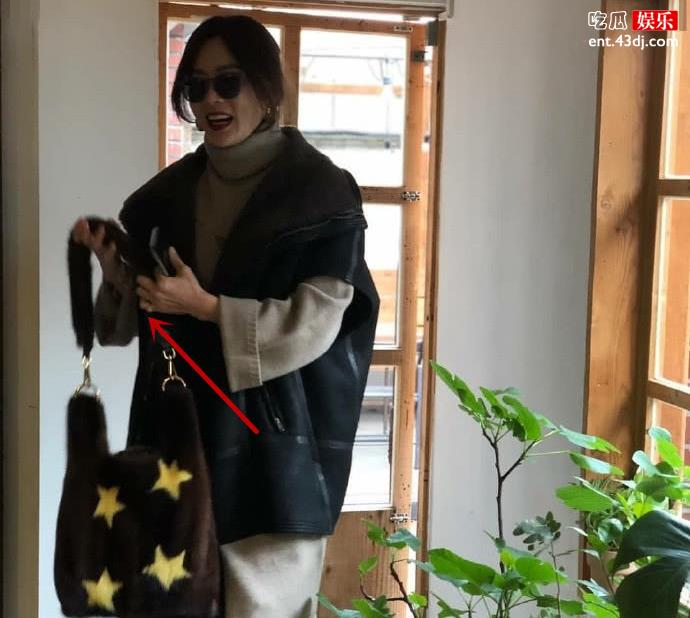 蔡琳手戴尾戒疑似与高梓淇离婚