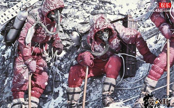 吴京章子怡在《攀登者》中饰演情侣