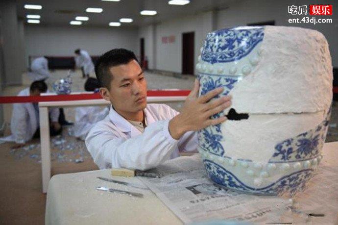 正在进行文物修复