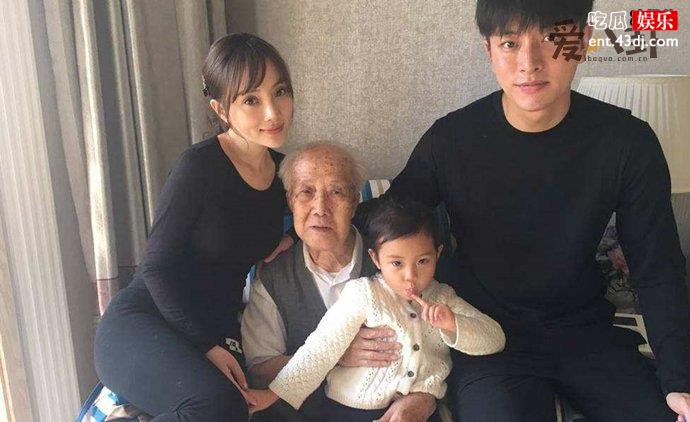 贾乃亮李小璐一起带孩子疑似有和好迹象