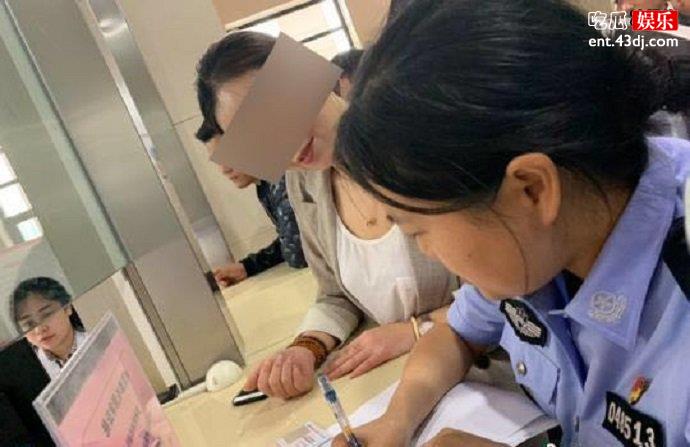 蔡豪和母亲正在办理证件