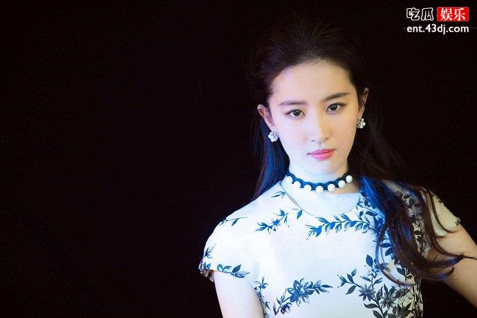 刘亦菲穿着旗袍，有一种东方女性的古典美