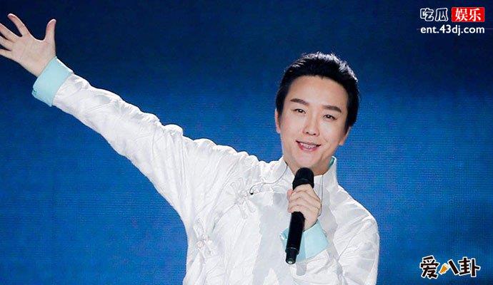 李玉刚摔倒
