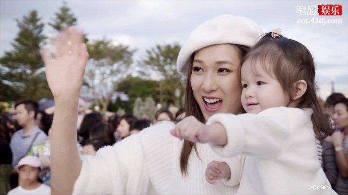 钟嘉欣抱着自己可爱的女儿