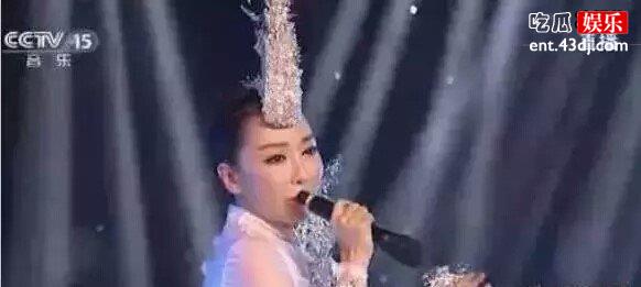 萨顶顶反拿话筒假唱事件回顾