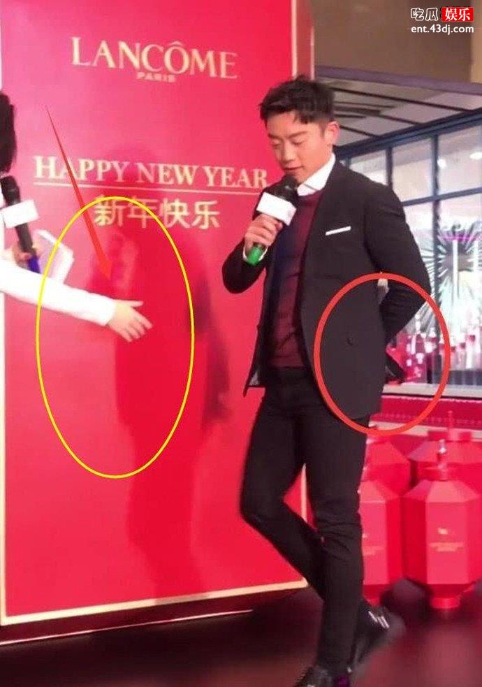 郑恺拒绝和主持人握手