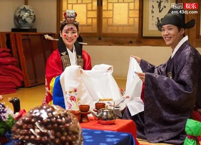 韩国传统婚礼上的年轻人