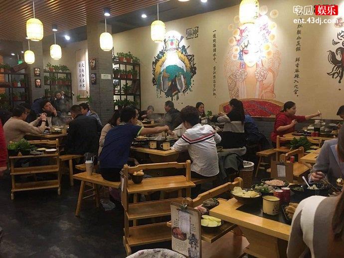 一家人喜欢围坐在一起享受火锅的感觉