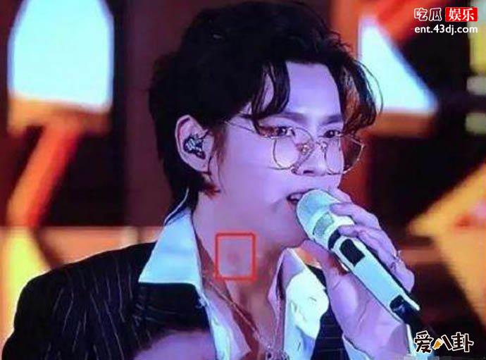 吴亦凡脖子起红点是怎么回事