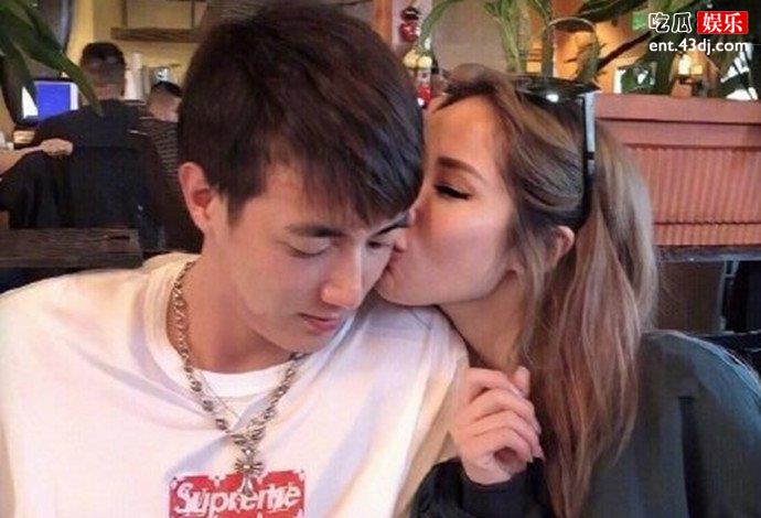 萧亚轩与新男友亲密照
