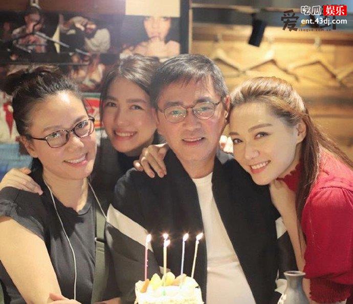 汤洛雯与父母、妹妹