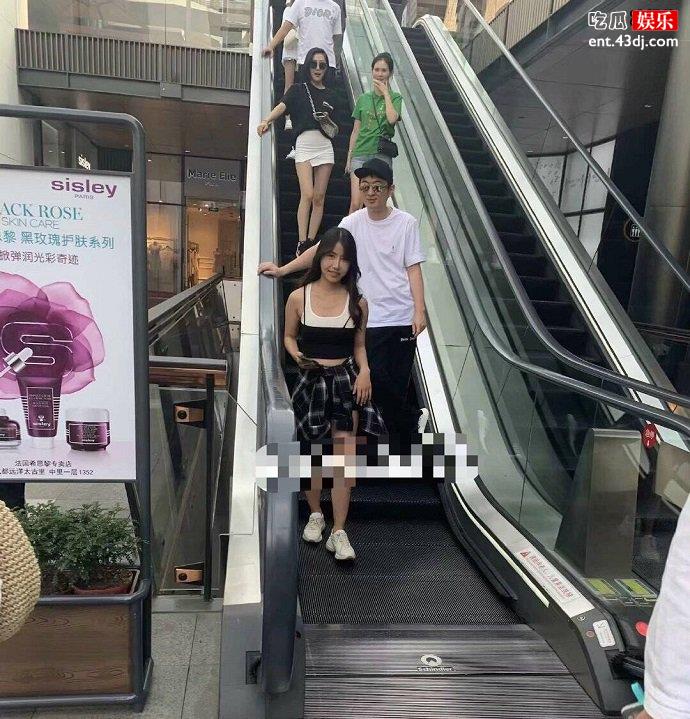 网红zz小黑与王思聪成都街头逛街