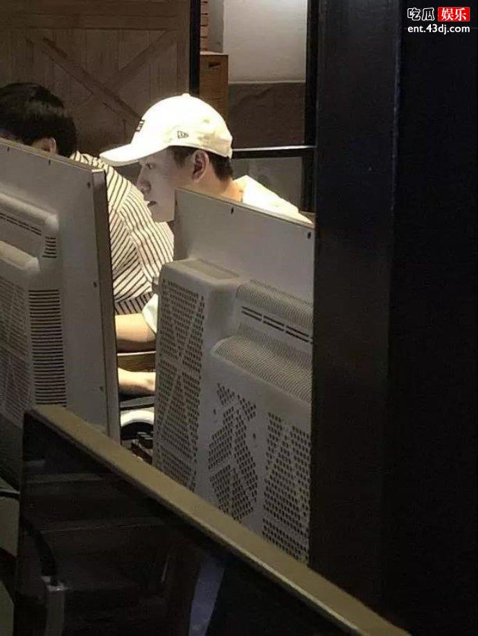 秦俊杰和朋友网吧开黑
