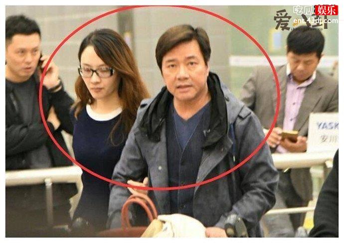 唐季礼牵手嫩模