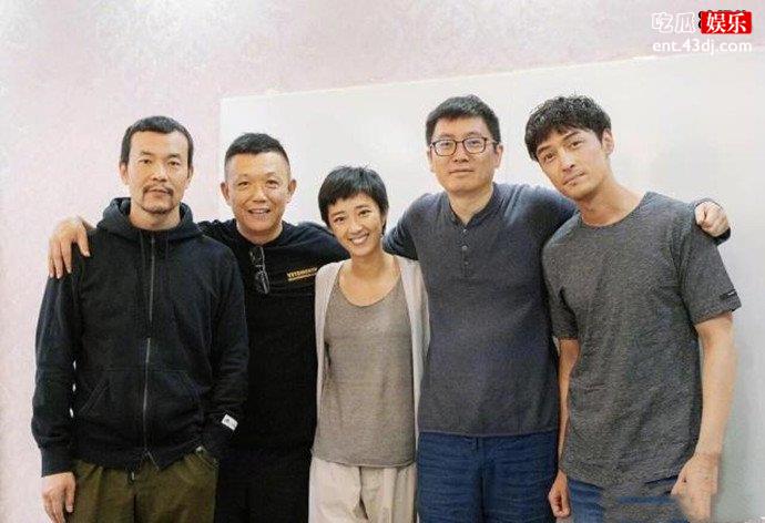 胡歌与导演等人合照